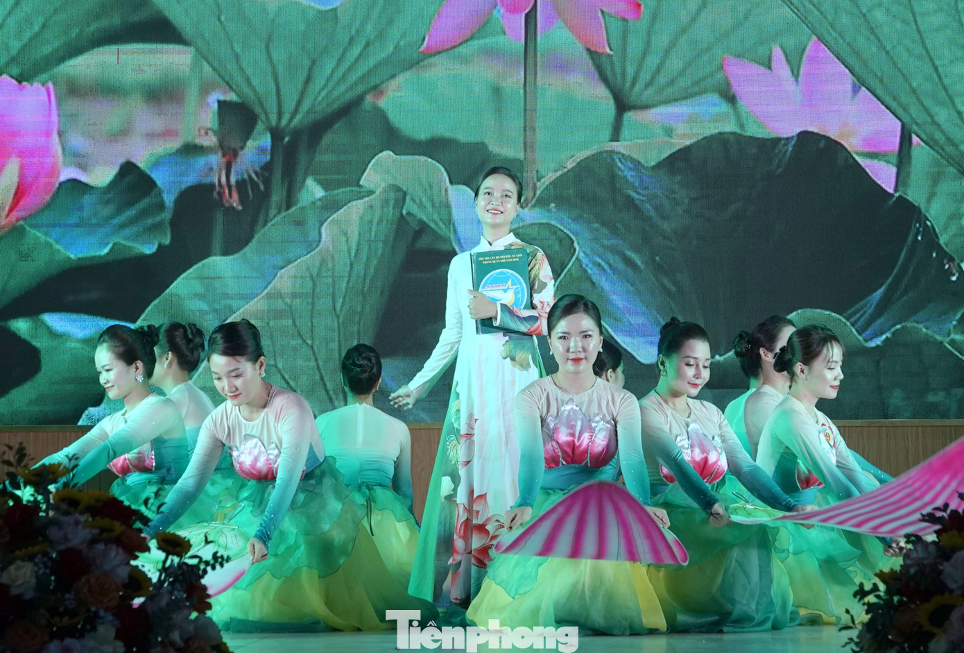 Thiếu úy Hải Duyên (đứng giữa) cùng các thành viên đội thi của Phụ nữ Quân khu 4 trong phần thi năng khiếu có tựa đề “Hương sen dâng Bác” gây xúc động tại Hội thi cán bộ Hội phụ nữ giỏi cấp toàn quân năm 2023 khu vực phía Bắc.