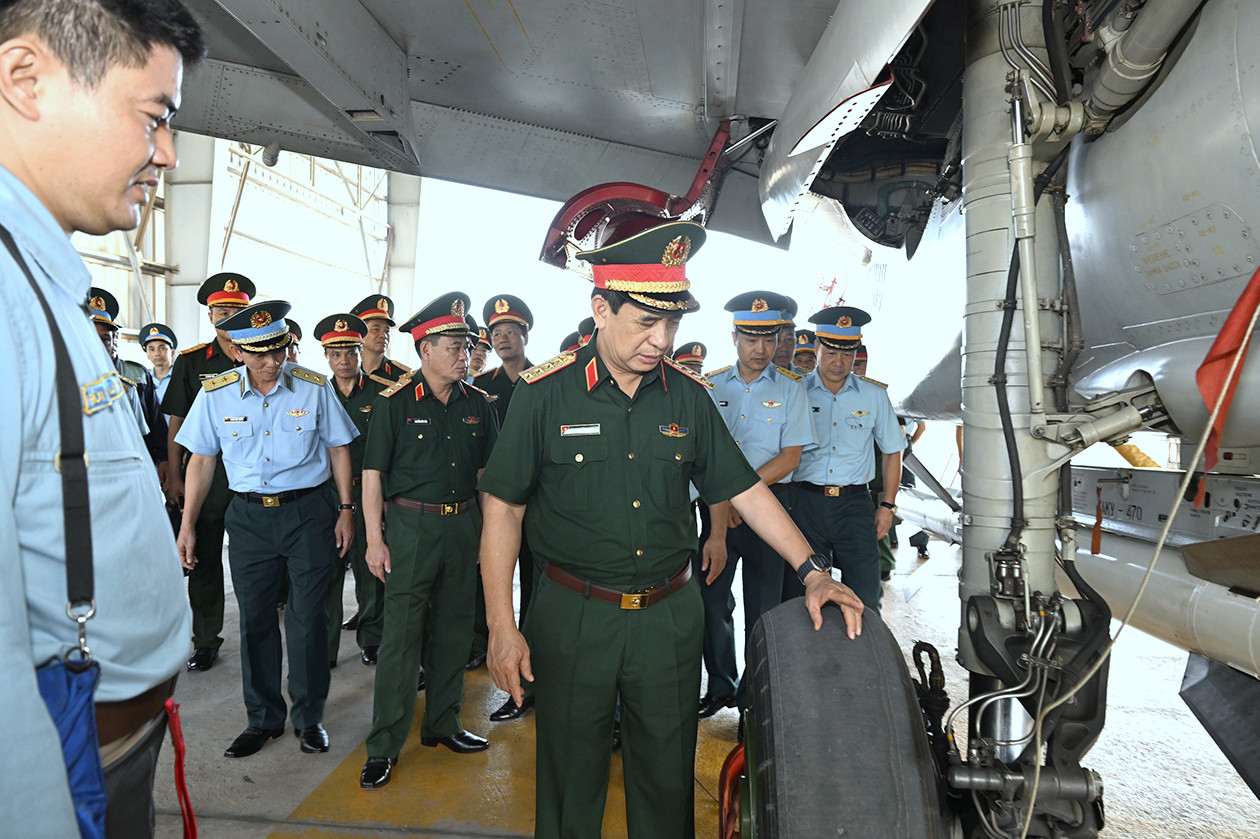 Tại Sở chỉ huy sân bay Trung đoàn 927 (Sư đoàn Không quân 371) và Sở chỉ huy Sư đoàn Phòng không 365, Đại tướng Phan Văn Giang biểu dương các đơn vị duy trì thực hiện nghiêm túc nền nếp, chế độ sẵn sàng chiến đấu, quản lý vùng trời.