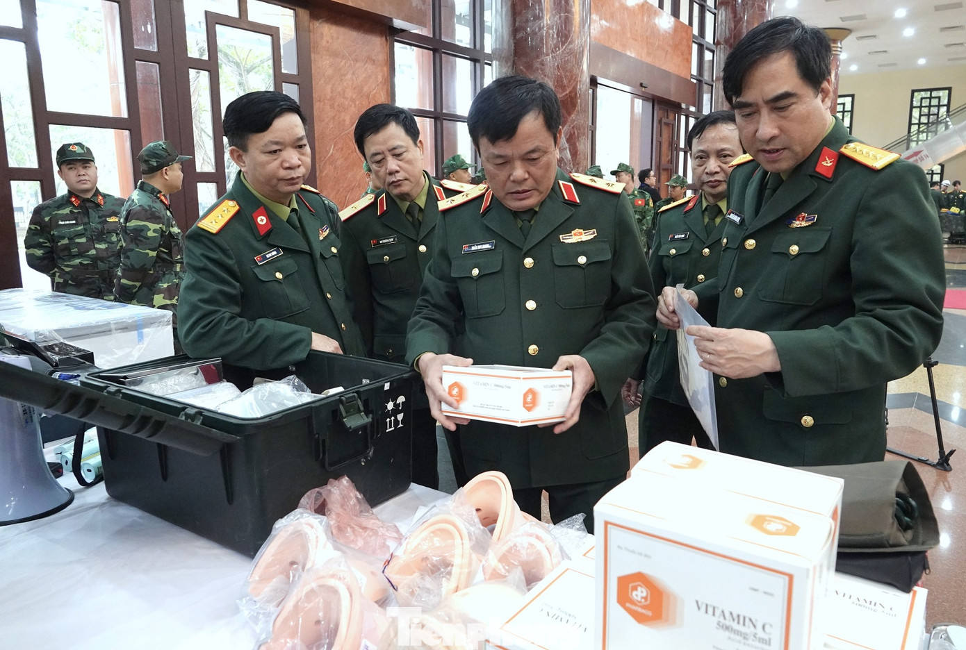 Trung tướng Trần Duy Giang - Chủ nhiệm Tổng cục Hậu cần kiểm tra các loại vật tư y tế, thuốc men của lực lượng Quân y tham gia tới hỗ trợ Thổ Nhĩ Kỳ