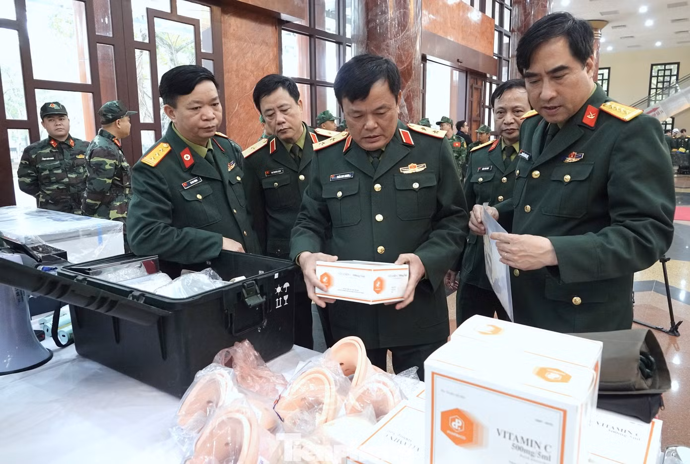 Trung tướng Trần Duy Giang - Chủ nhiệm Tổng cục Hậu cần kiểm tra các loại vật tư y tế, thuốc men của lực lượng Quân y tham gia tới hỗ trợ Thổ Nhĩ Kỳ