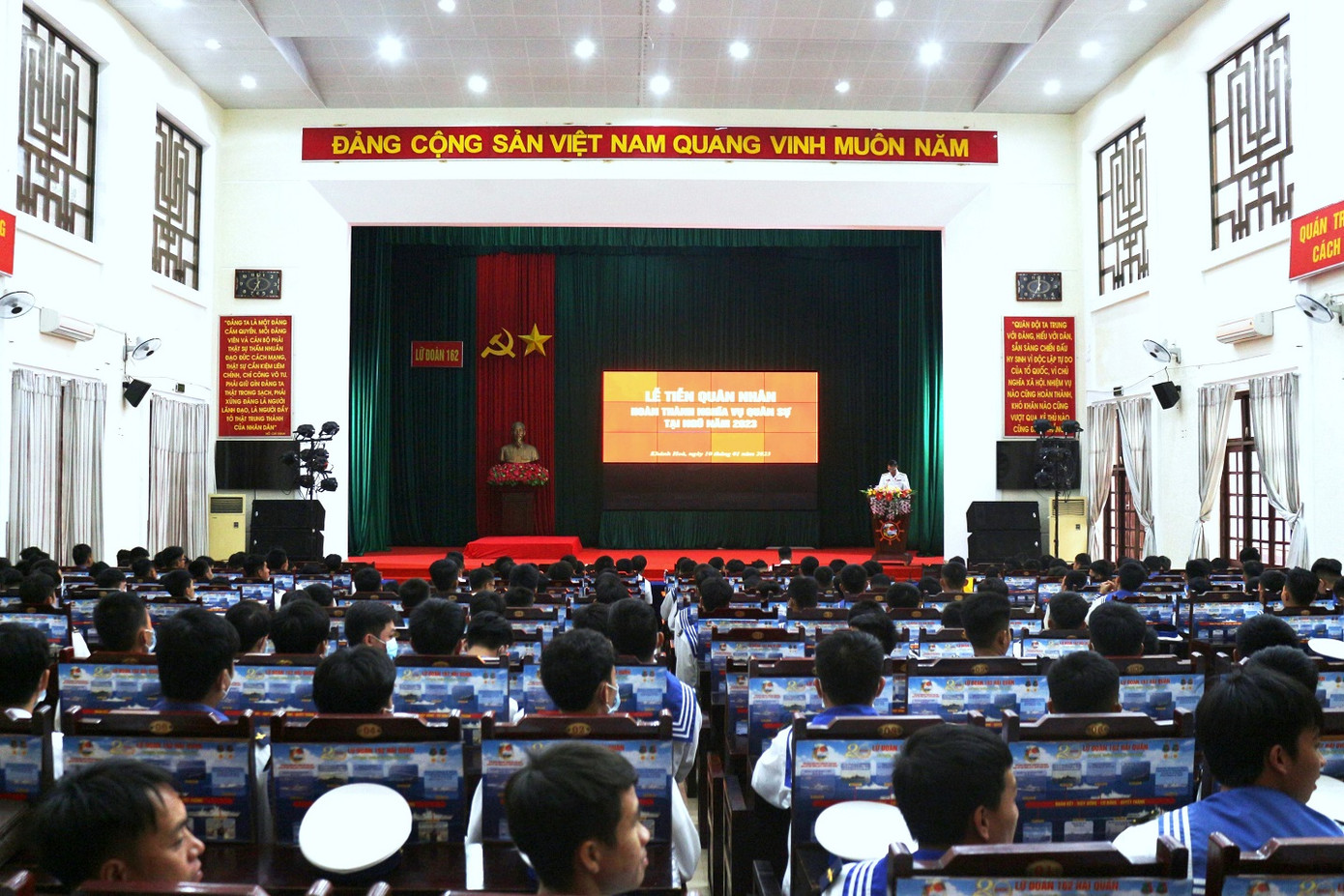 Quang cảnh lễ tiễn quân nhân hoàn thành nghĩa vụ quân sự tại Lữ đoàn 162, Vùng 4 Hải quân