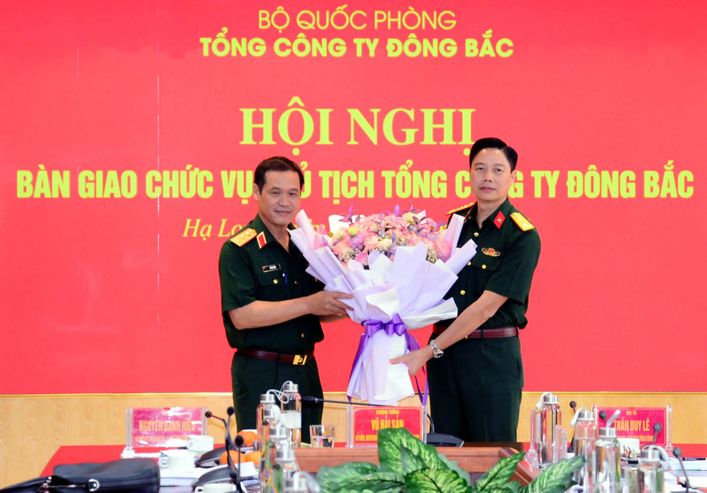 Thượng tướng Vũ Hải Sản tặng hoa chúc mừng Đại tá Trần Duy Lê. Thượng tướng Vũ Hải Sản tặng hoa chúc mừng Đại tá Trần Duy Lê.