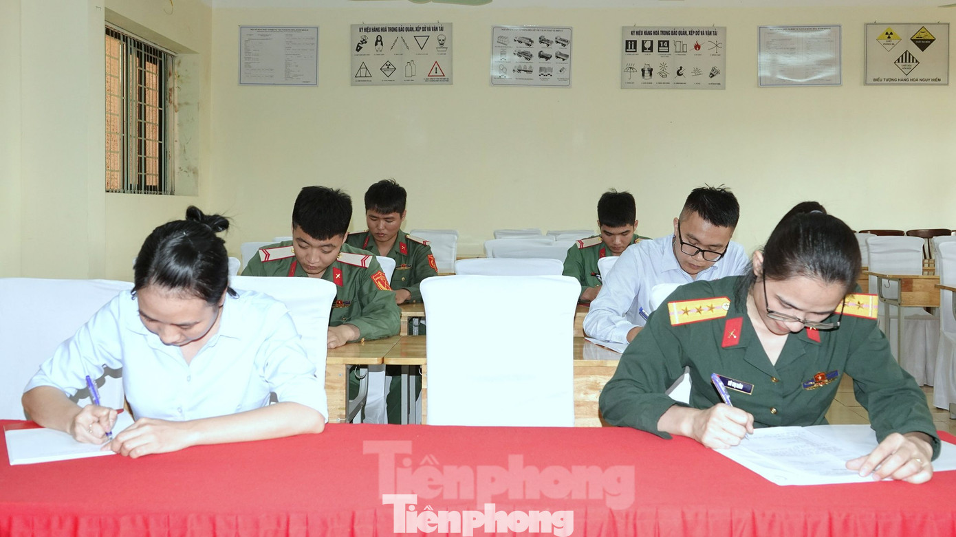 Đoàn viên Trung tâm Giáo dục nghề nghiệp Thành An thực hiện kiểm tra nhận thức về pháp luật Nhà nước, kỷ luật Quân đội, chiều 9/11.