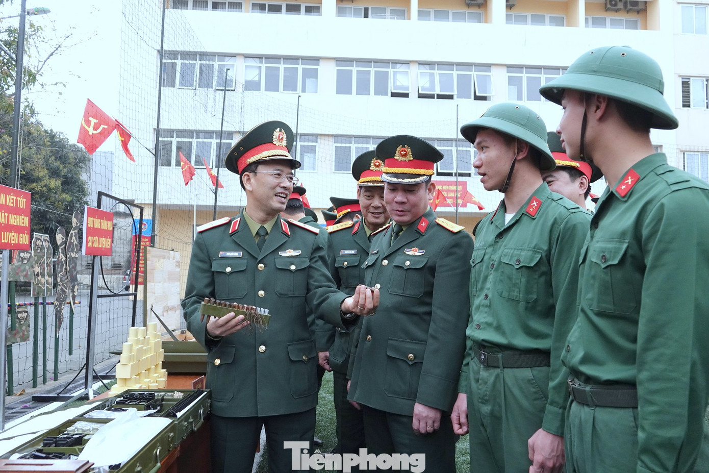 Lãnh đạo Bộ Tư lệnh Bảo vệ Lăng Chủ tịch Hồ Chí Minh và các đại biểu tham quan mô hình học cụ phục vụ công tác huấn luyện ở Đoàn 275
