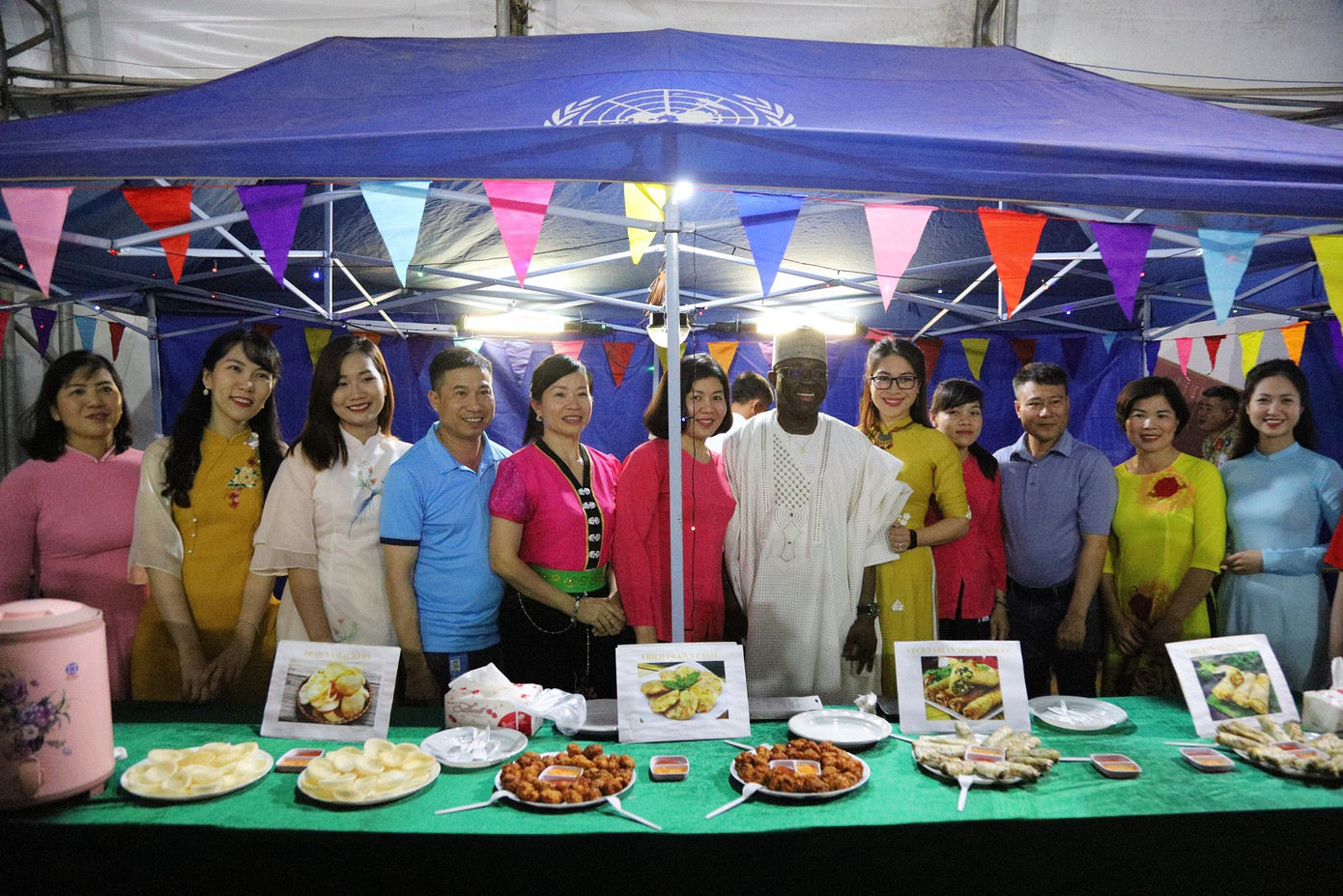 Gian hàng ẩm thực của Đội Công binh Việt Nam đã gây ấn tượng mạnh mẽ đối với các quan khách và đơn vị bạn từ việc trang trí khánh tiết, những món ăn truyền thống cho đến những bộ trang phục truyền thống như áo dài, áo bà ba hay những chiếc áo cờ đỏ sao vàng.