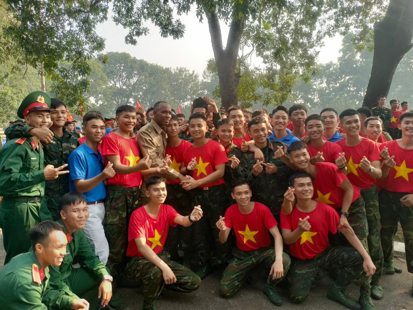 Đoàn sĩ quan trẻ Cuba giao lưu với cán bộ, đoàn viên thanh niên Trường Sĩ quan Lục quân 1. Đoàn sĩ quan trẻ Cuba giao lưu với cán bộ, đoàn viên thanh niên Trường Sĩ quan Lục quân 1.