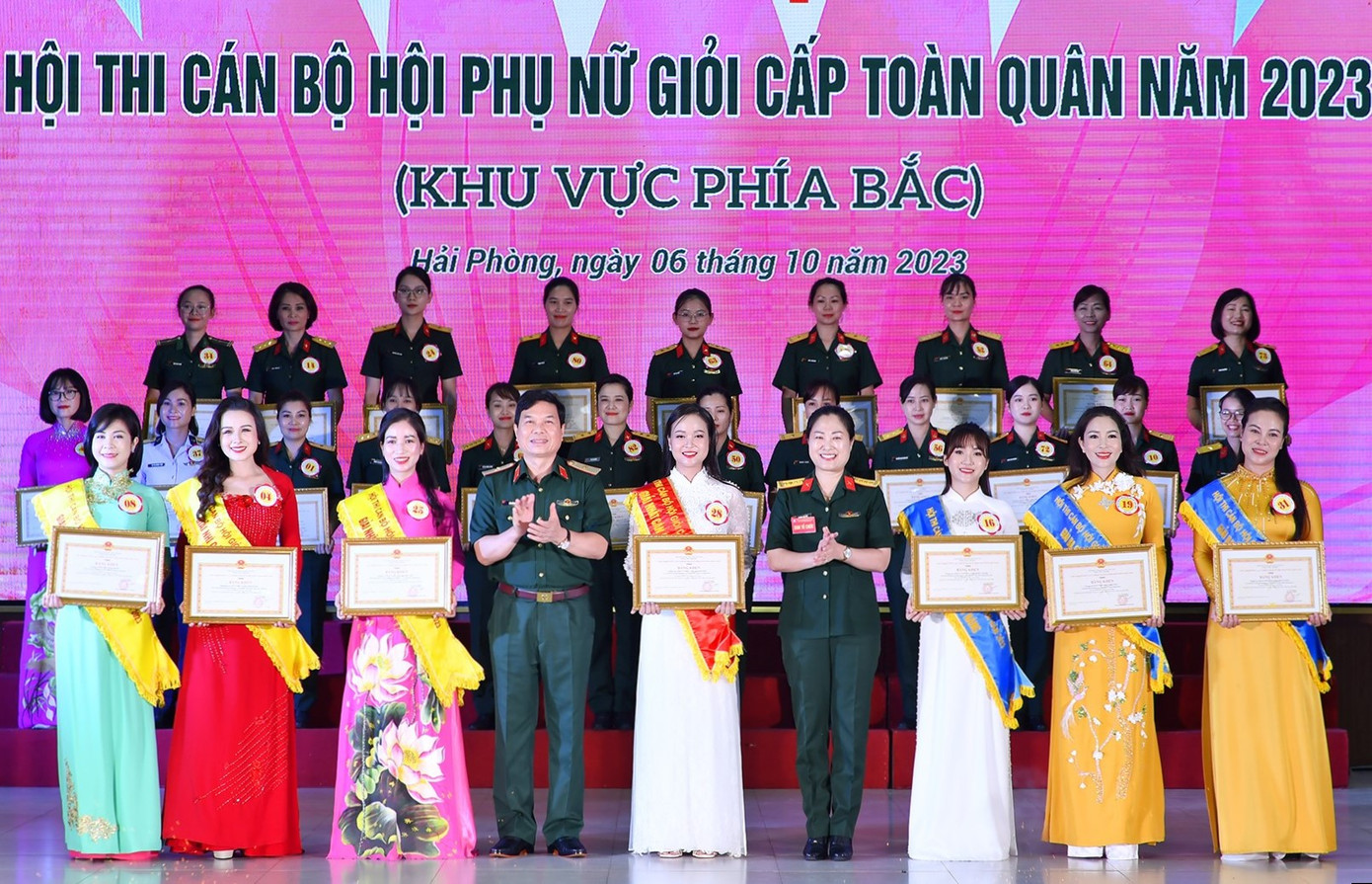 Thiếu úy quân nhân chuyên nghiệp Trần Thị Hải Duyên (đứng giữa, hàng đầu) nhận Bằng khen của Tổng cục Chính trị Quân đội nhân dân Việt Nam, tại lễ bế mạc Hội thi cán bộ Hội phụ nữ giỏi cấp toàn quân năm 2023 khu vực phía Bắc, ngày 6/10.