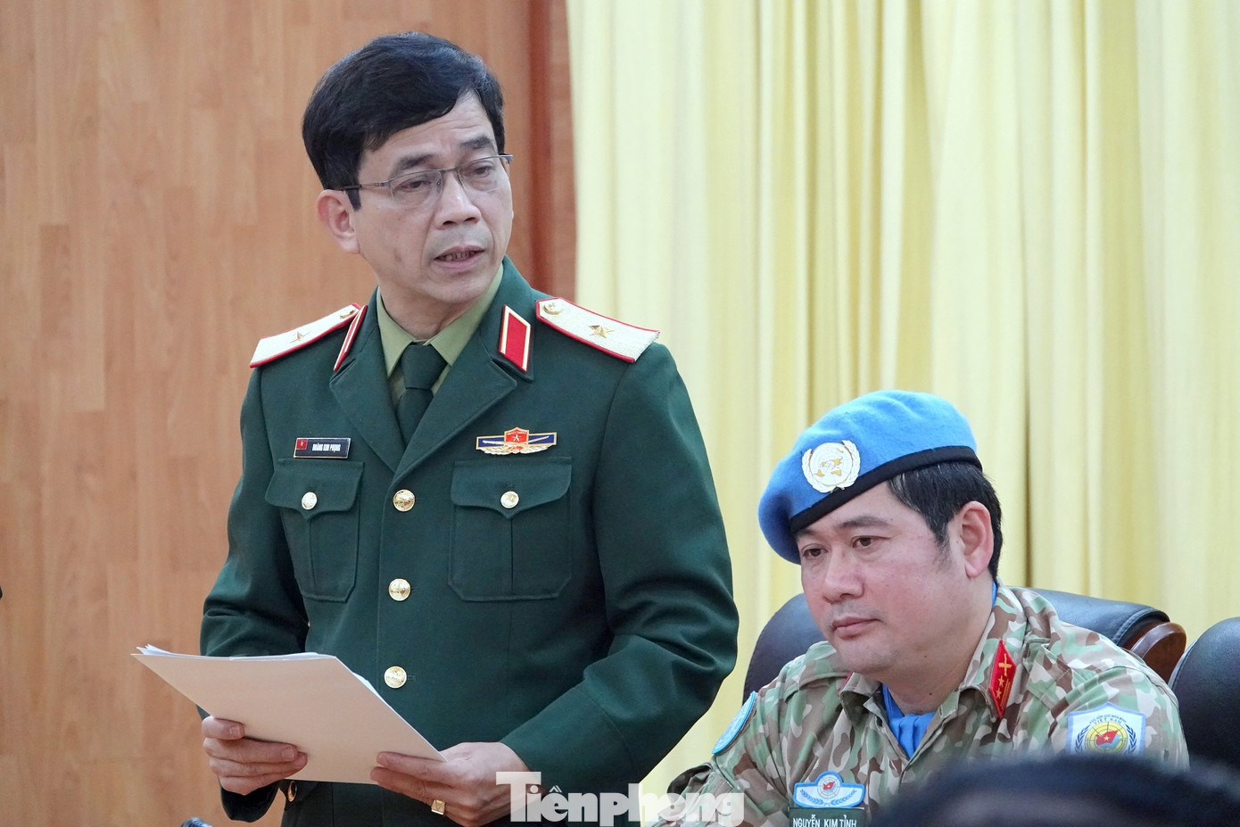 Thiếu tướng Hoàng Kim Phụng - Cục trưởng Cục GGHB Việt Nam, báo cáo quá trình chuẩn bị của 7 sĩ quan chuẩn bị lên đường nhận nhiệm vụ và báo cáo tóm tắt kết quả công tác của 4 sĩ quan vừa kết thúc nhiệm kỳ. Thiếu tướng Hoàng Kim Phụng - Cục trưởng Cục GGHB Việt Nam, báo cáo quá trình chuẩn bị của 7 sĩ quan chuẩn bị lên đường nhận nhiệm vụ và báo cáo tóm tắt kết quả công tác của 4 sĩ quan vừa kết thúc nhiệm kỳ.