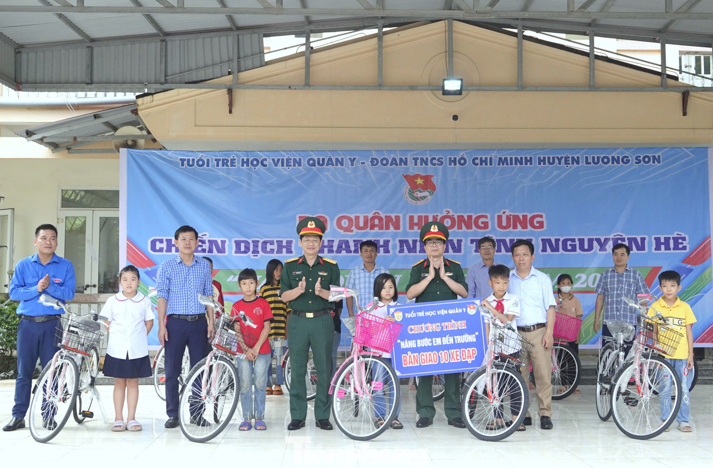 Lãnh đạo các cơ quan, đơn vị trao tặng xe đạp cho học sinh nghèo vượt khó. Lãnh đạo các cơ quan, đơn vị trao tặng xe đạp cho học sinh nghèo vượt khó.