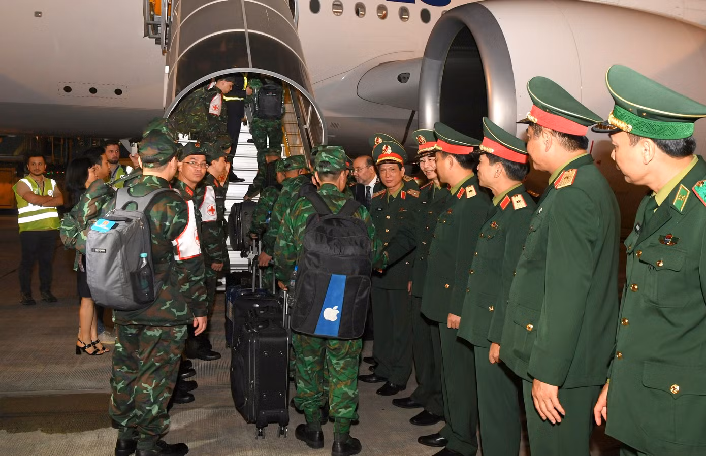 76 quân nhân bước lên máy bay rời Việt Nam tới Thổ Nhĩ Kỳ trong tối 12/2