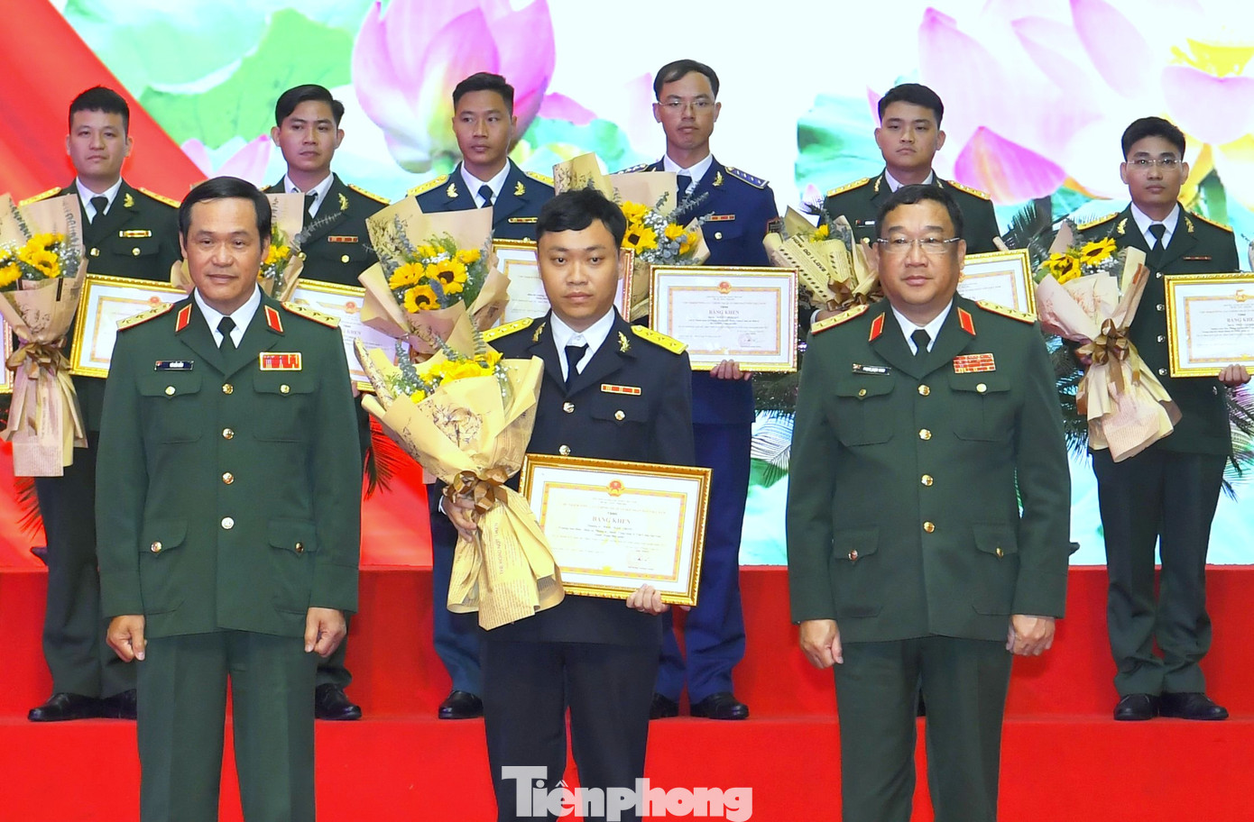 Lãnh đạo Bộ Quốc phòng trao Giải thưởng Gương mặt trẻ triển vọng toàn quân năm 2022 tặng Thượng úy Đặng Ngọc Thắng Lãnh đạo Bộ Quốc phòng trao Giải thưởng Gương mặt trẻ triển vọng toàn quân năm 2022 tặng Thượng úy Đặng Ngọc Thắng