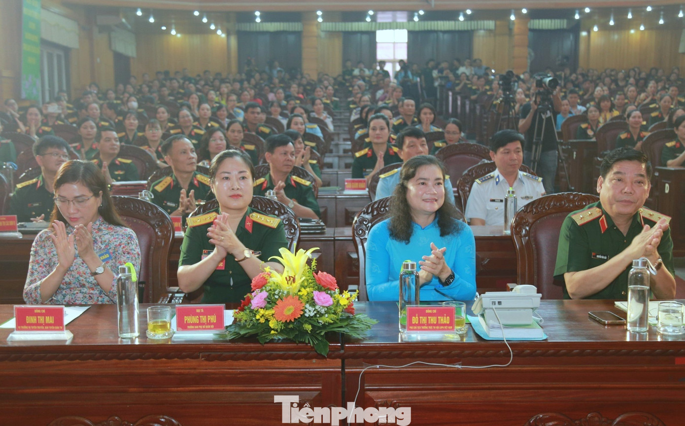 Các đại biểu dự lễ khai mạc.