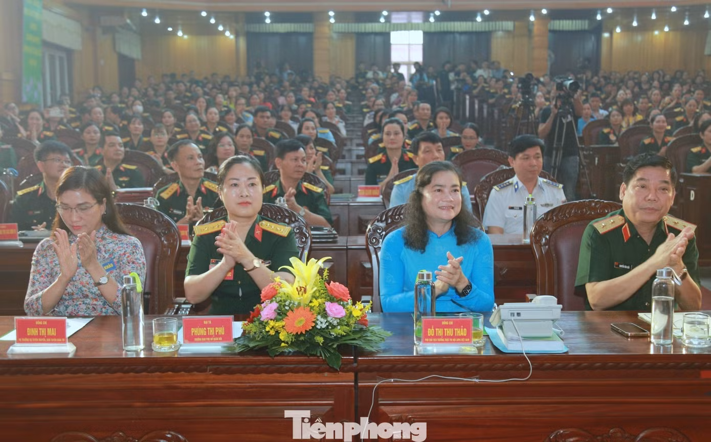 Các đại biểu dự lễ khai mạc.