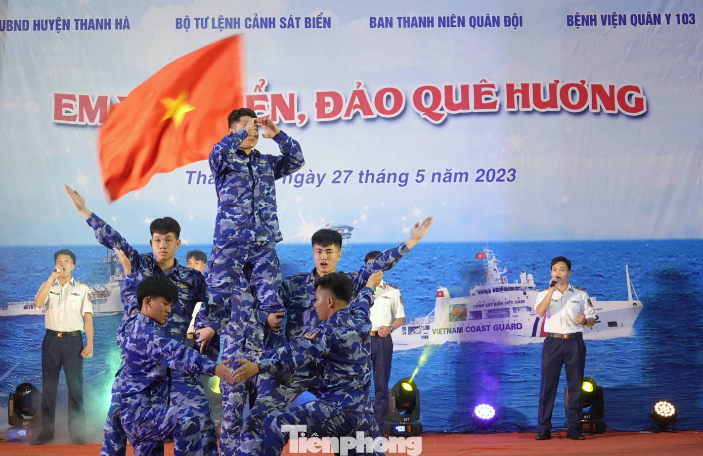 Chiến sĩ Cảnh sát biển và các em học sinh biểu diễn văn nghệ tại cuộc thi. Chiến sĩ Cảnh sát biển và các em học sinh biểu diễn văn nghệ tại cuộc thi.