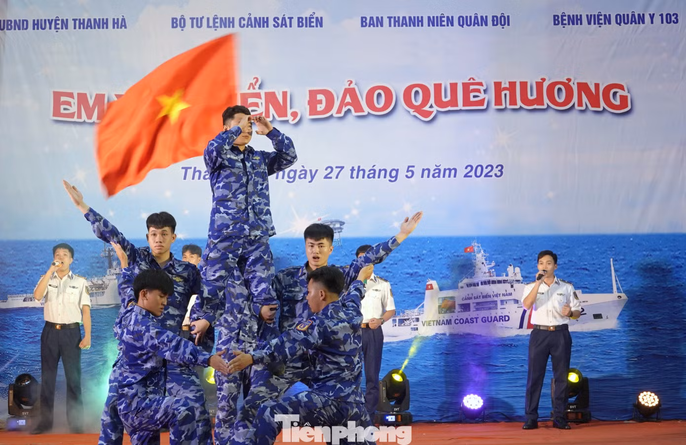 Chiến sĩ Cảnh sát biển và các em học sinh biểu diễn văn nghệ tại cuộc thi. Chiến sĩ Cảnh sát biển và các em học sinh biểu diễn văn nghệ tại cuộc thi.