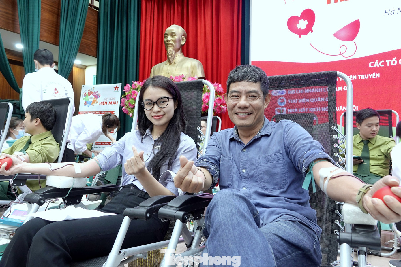 Nhà báo Trịnh Phú Sơn (Báo QĐND) và đoàn viên Nguyễn Ngọc Linh (Ngân hàng MB Bank chi nhánh Lý Nam Đế) tại ngày hội hiến máu. Nhà báo Trịnh Phú Sơn (Báo QĐND) và đoàn viên Nguyễn Ngọc Linh (Ngân hàng MB Bank chi nhánh Lý Nam Đế) tại ngày hội hiến máu.
