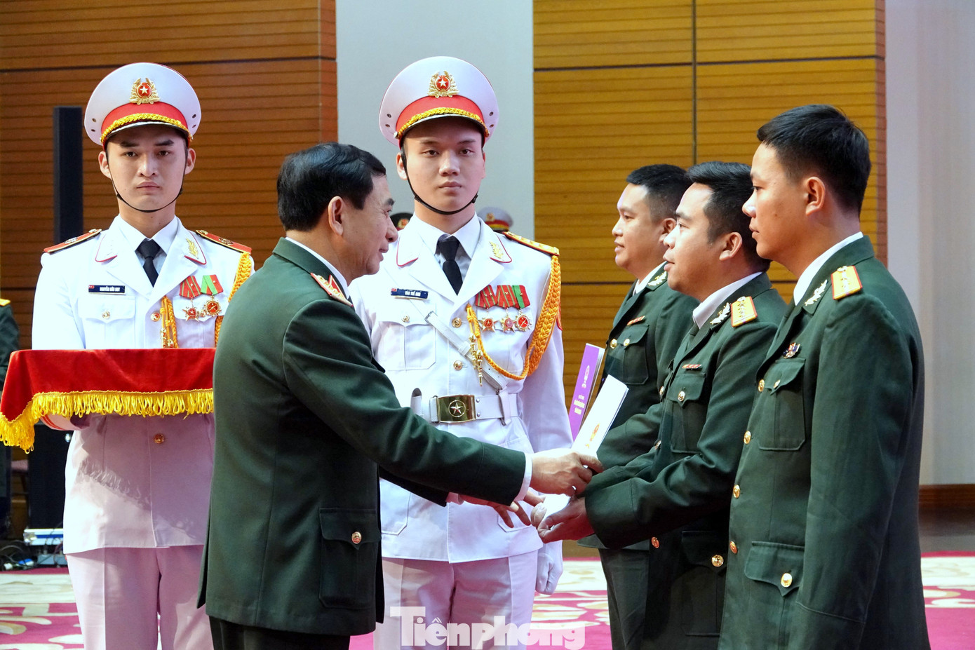 Đại tướng Phan Văn Giang trao quyết định phong quân hàm đại úy quân nhân chuyên nghiệp cho Gương mặt trẻ tiêu biểu toàn quân 2022 Nguyễn Như Thành.