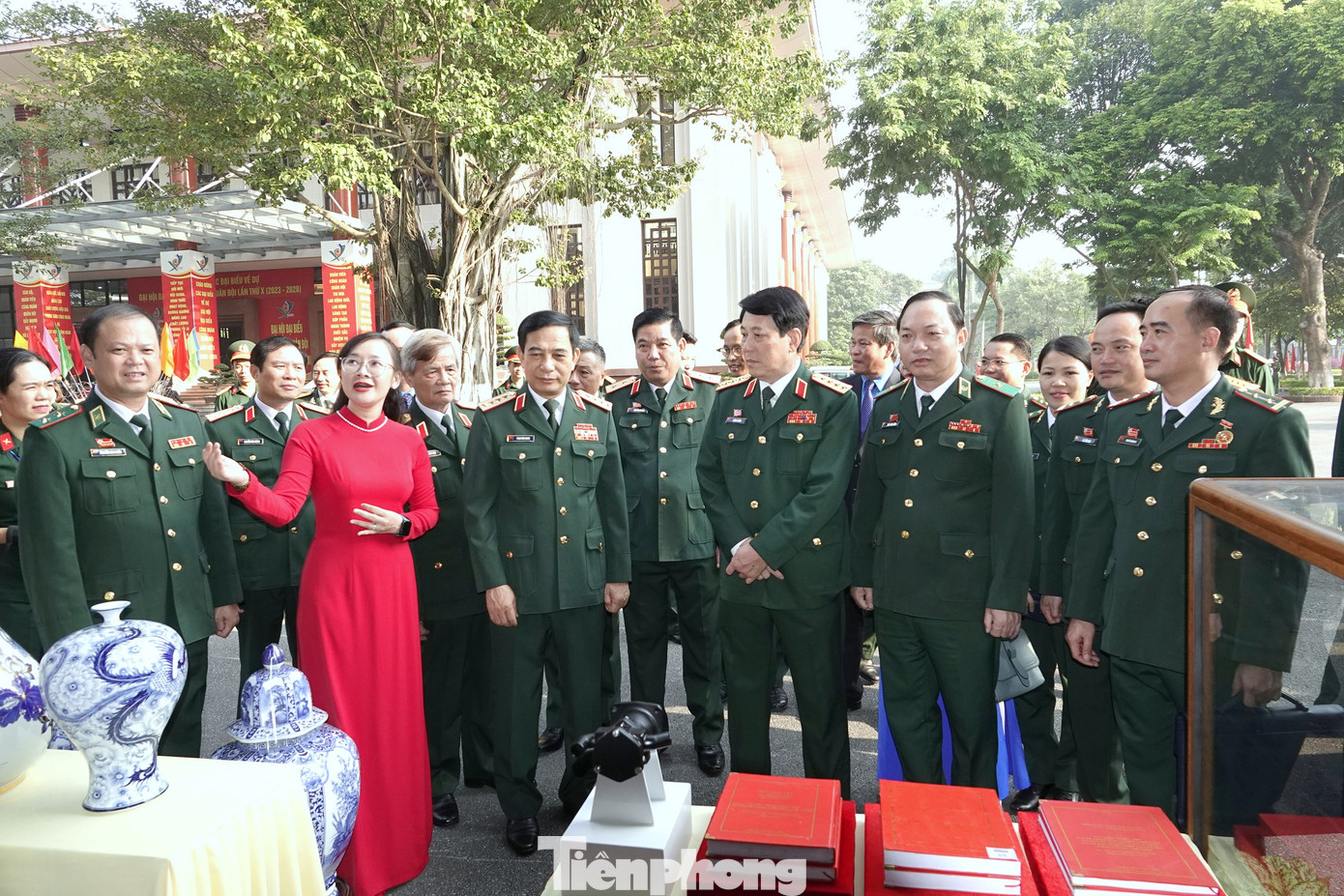 Lãnh đạo Quân uỷ Trung ương - Bộ Quốc phòng tham quan khu trưng bày của Công đoàn Bộ đội Biên phòng và Bộ tư lệnh Thủ đô Hà Nội. Lãnh đạo Quân uỷ Trung ương - Bộ Quốc phòng tham quan khu trưng bày của Công đoàn Bộ đội Biên phòng và Bộ tư lệnh Thủ đô Hà Nội.