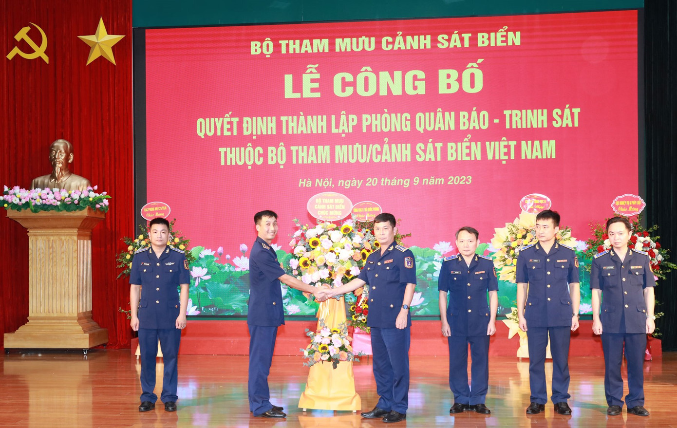 Lãnh đạo Bộ Tham mưu Cảnh sát biển chúc mừng chúc mừng lực lượng Quân báo - Trinh sát, tại lễ công bố. Ảnh: CSBVN