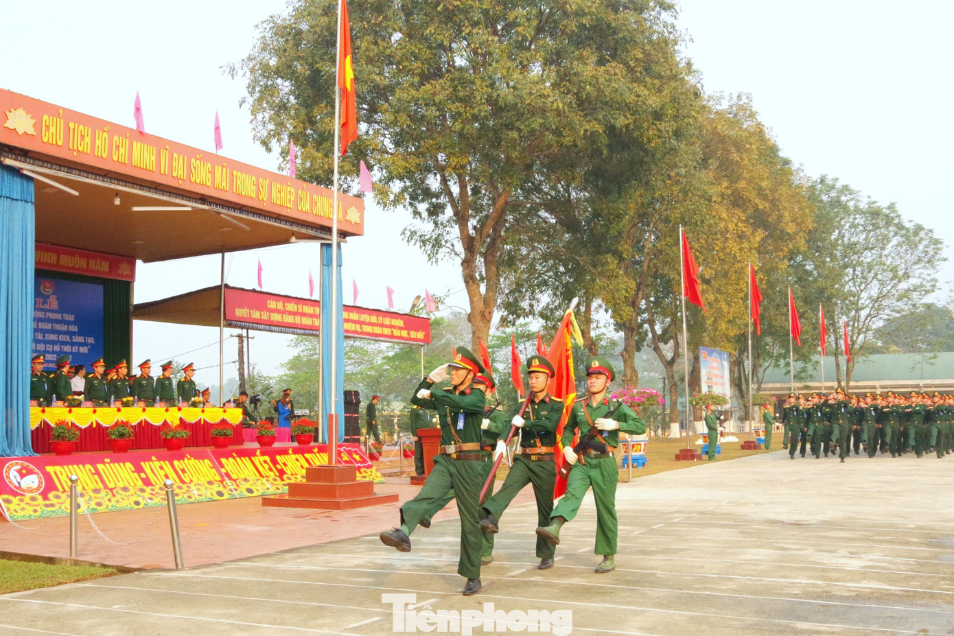 Các khối quân nhân của Trung đoàn 3 duyệt đội ngũ tại lễ phát động.