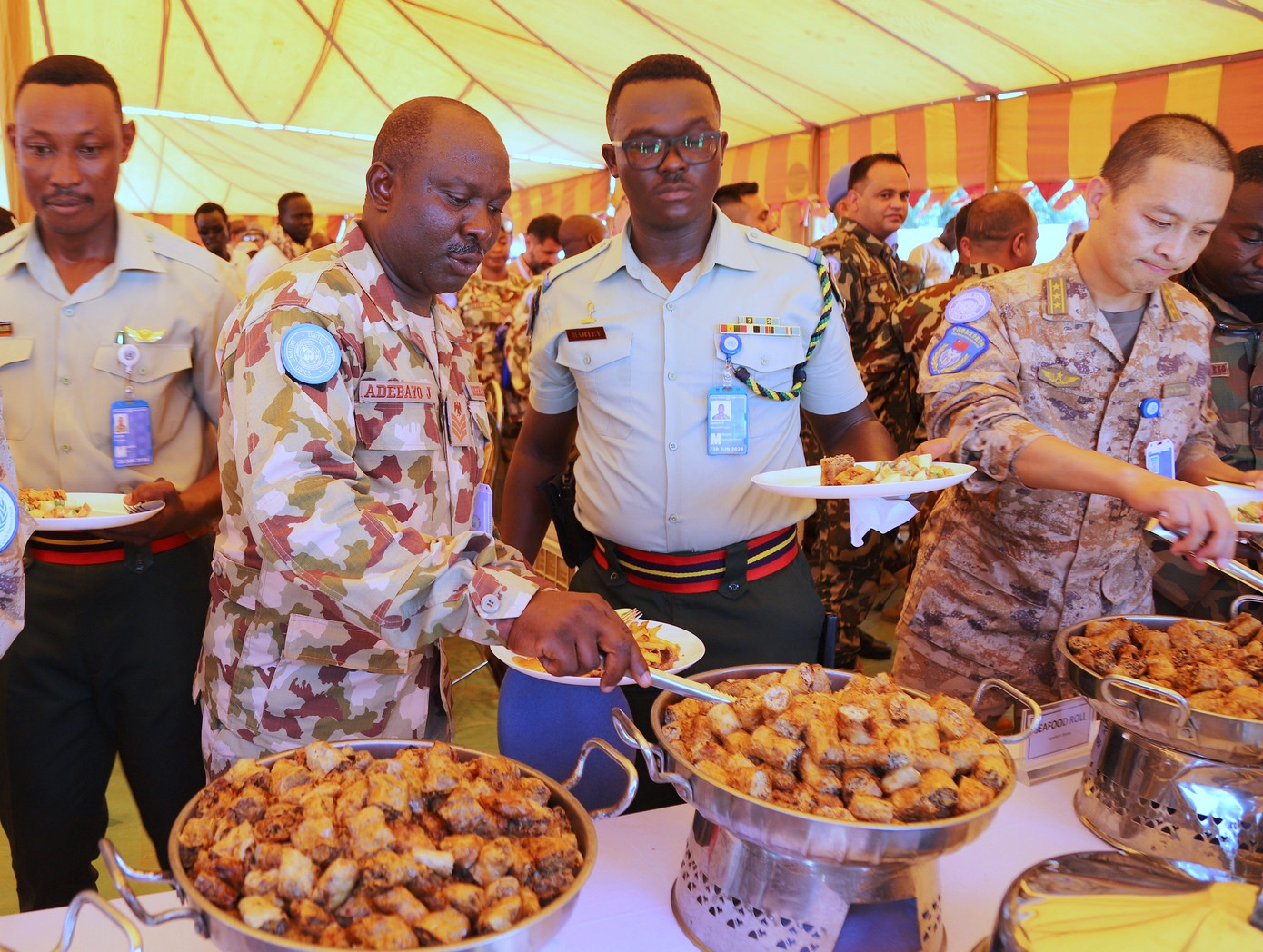 Bạn bè quốc tế thưởng thức các món ăn đặc sắc trong văn hóa ẩm thực Việt Nam. Bạn bè quốc tế thưởng thức các món ăn đặc sắc trong văn hóa ẩm thực Việt Nam.