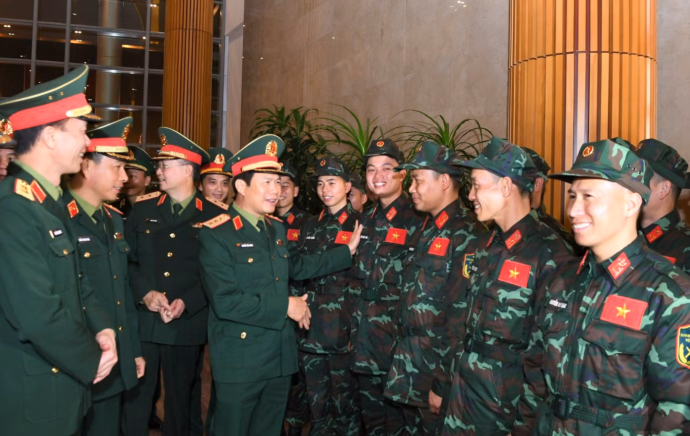 Thượng tướng Nguyễn Tân Cương - Tổng Tham mưu trưởng, Thứ trưởng Bộ Quốc phòng cùng nhiều lãnh đạo, chỉ huy các cơ quan, đơn vị đã ra sân bay động viên và tiễn đoàn công tác