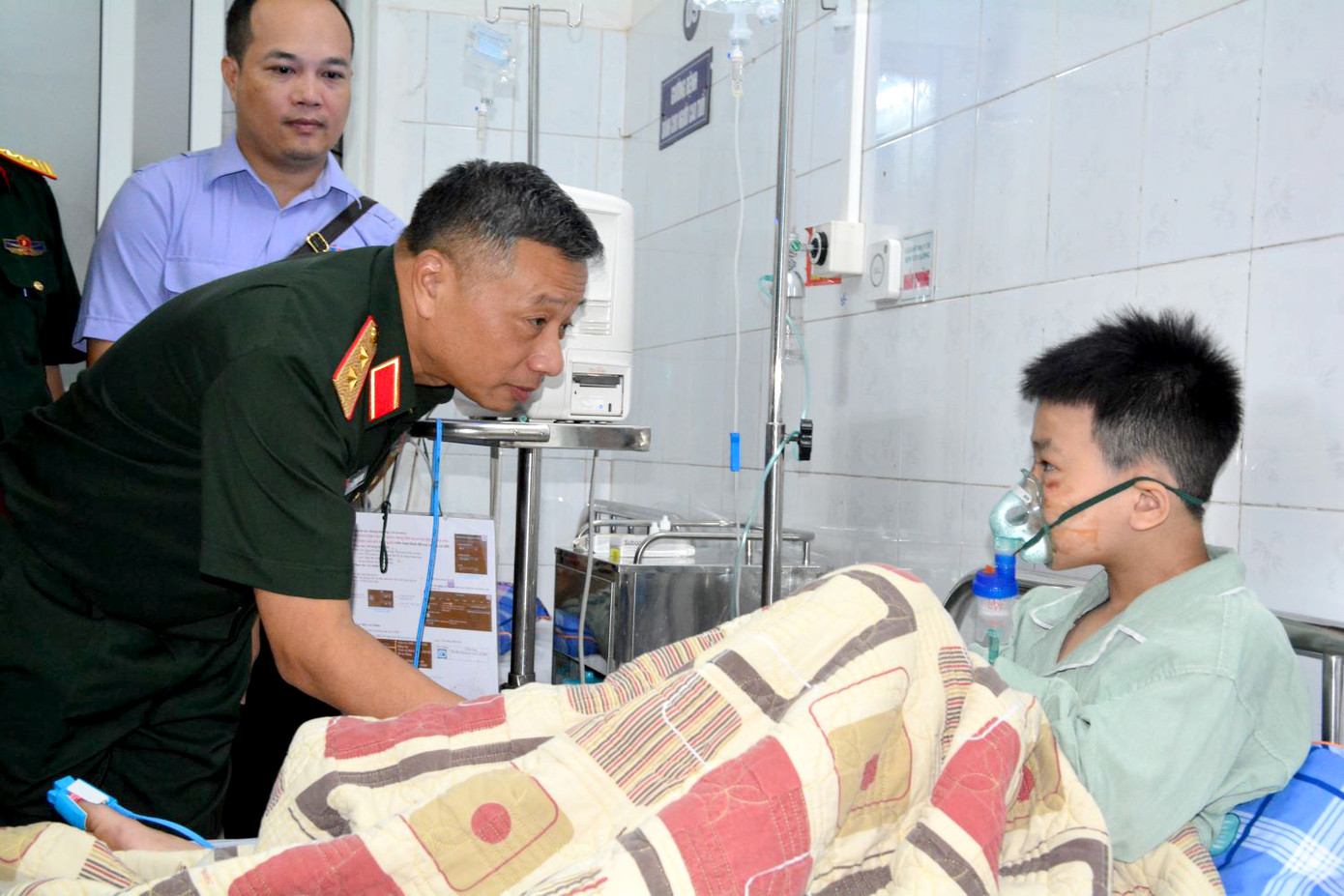 Trung tướng Lê Quang Minh động viên con trai của vợ chồng Trung tá quân nhân chuyên nghiệp Nguyễn Thị Hường (Nhà máy Z176, Tổng cục Công nghiệp quốc phòng).