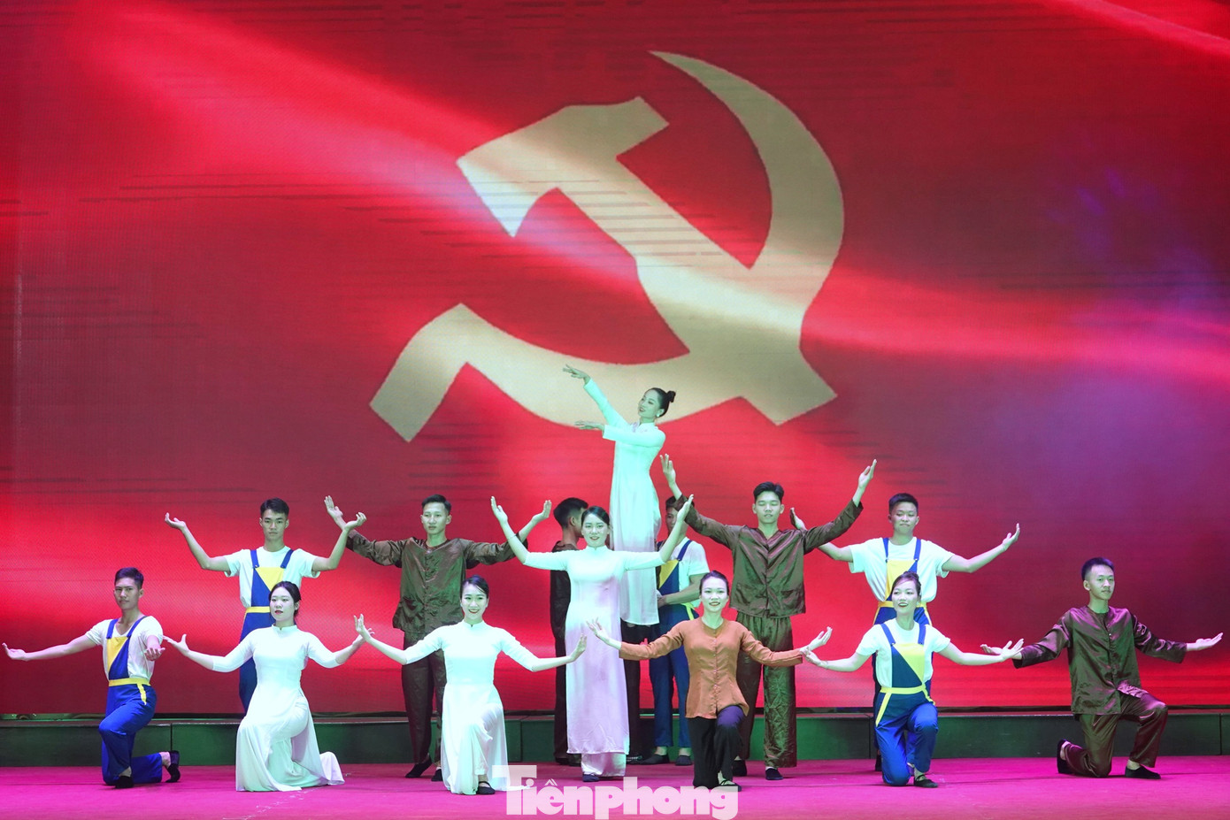 Chương trình văn nghệ đặc sắc do đoàn viên thanh niên nhà trường và đơn vị kết nghĩa thể hiện. Chương trình văn nghệ đặc sắc do đoàn viên thanh niên nhà trường và đơn vị kết nghĩa thể hiện.