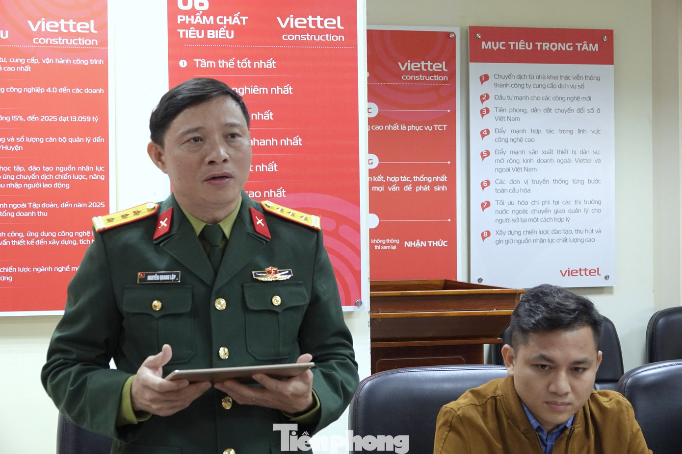 Thượng tá Nguyễn Quang Lập - Phó Chủ nhiệm Chính trị Tập đoàn Viettel thông tin về một số hoạt động nổi bật của tập đoàn thời gian qua