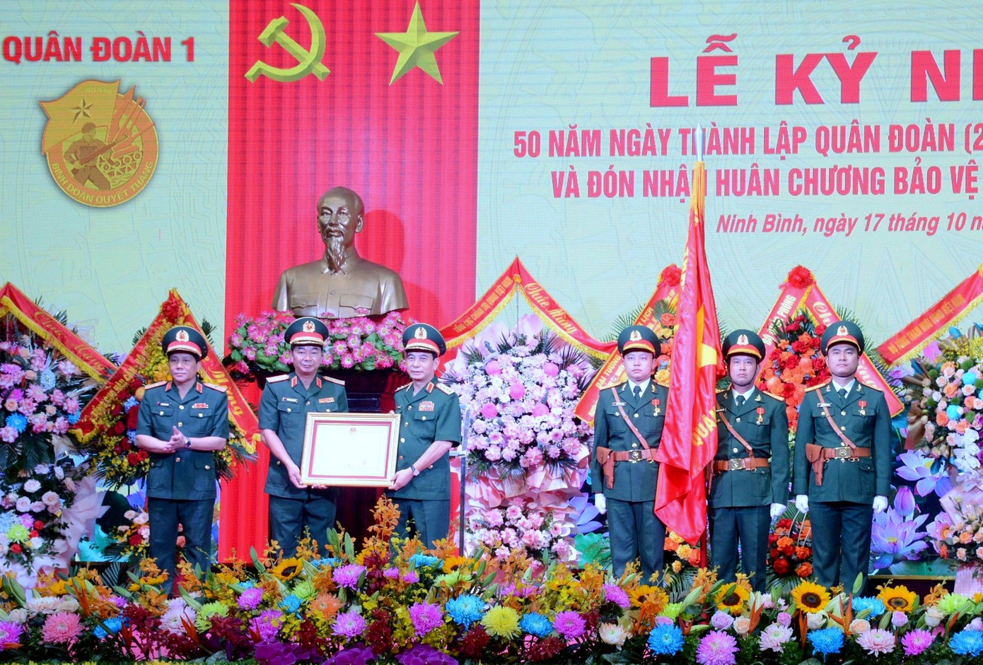 Thừa ủy quyền của Chủ tịch nước, Đại tướng Phan Văn Giang trao Huân chương Bảo vệ Tổ quốc hạng Nhất tặng Quân đoàn 1, sáng 17/10.