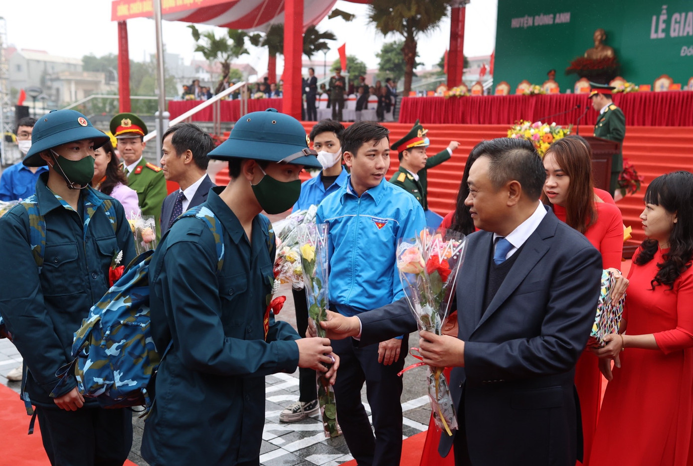 Chủ tịch UBND thành phố Hà Nội Trần Sĩ Thanh động viên thanh niên huyện Đông Anh lên đường nhập ngũ