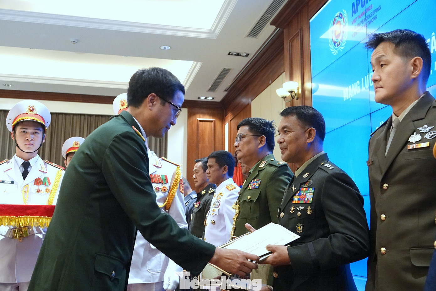 Lãnh đạo Cục Gìn giữ hoà bình Việt Nam trao chứng nhận tham gia APCN 2023 cho đại biểu các nước thành viên.