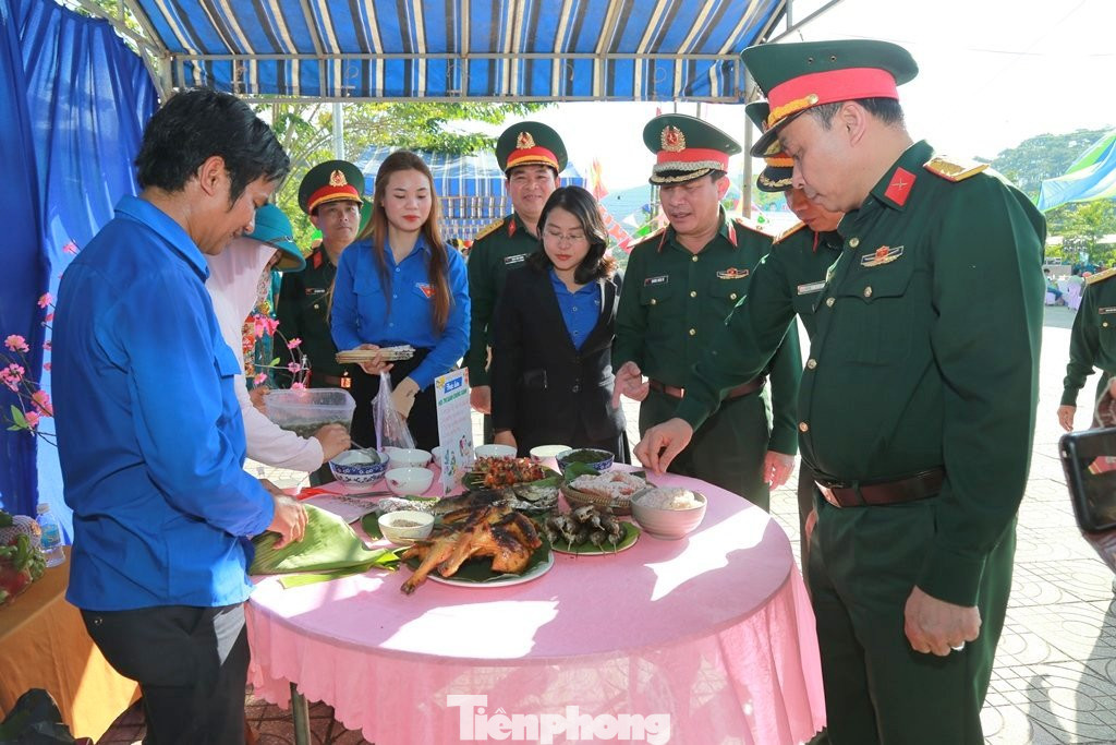 Đoàn viên thanh niên huyện Khánh Sơn trổ tài nấu các món ăn đặc sắc tại ngày hội