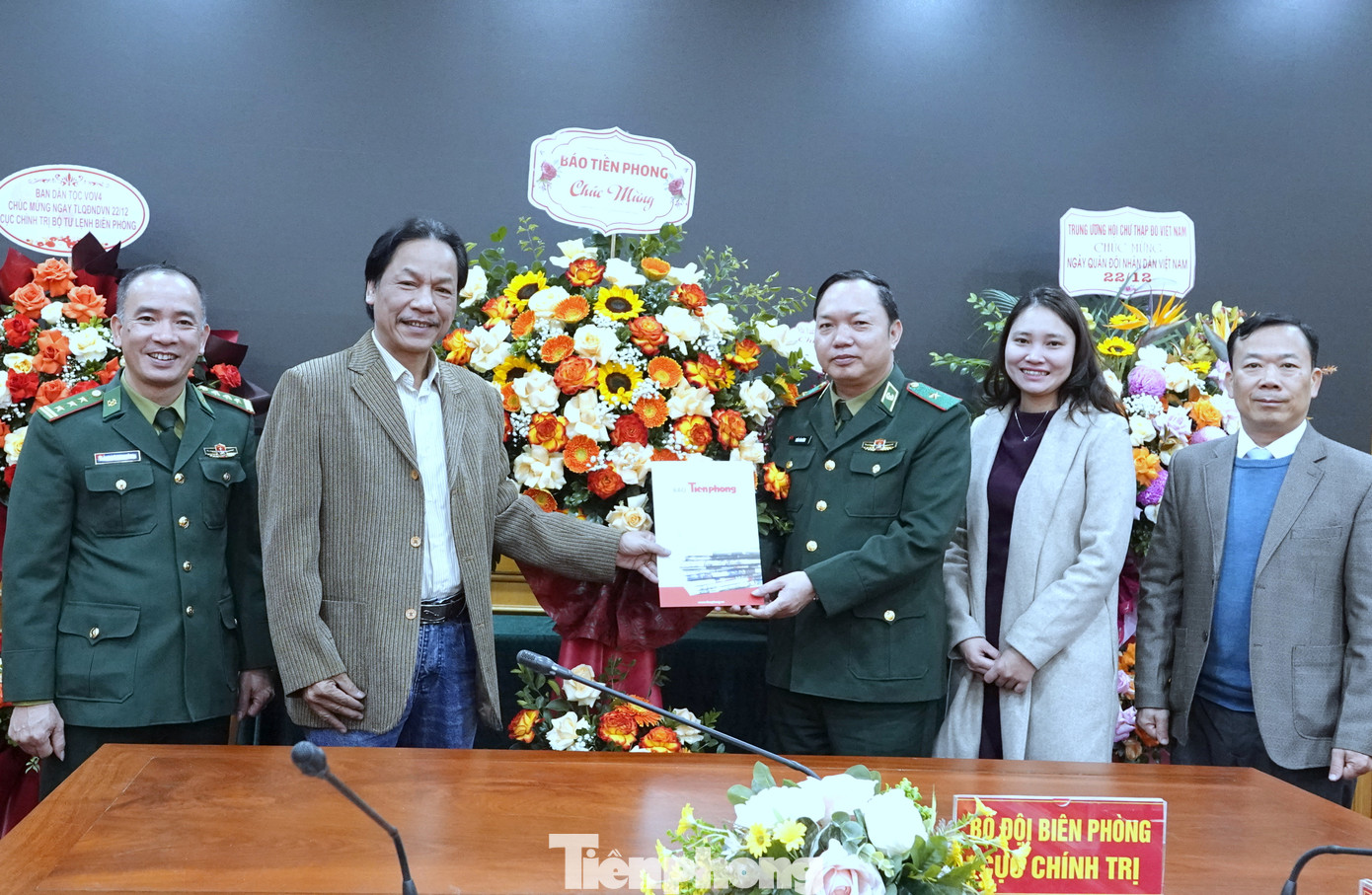 Đoàn đại biểu báo Tiền Phong đến thăm, chúc mừng Cục Chính trị Bộ đội Biên phòng. Đoàn đại biểu báo Tiền Phong đến thăm, chúc mừng Cục Chính trị Bộ đội Biên phòng.