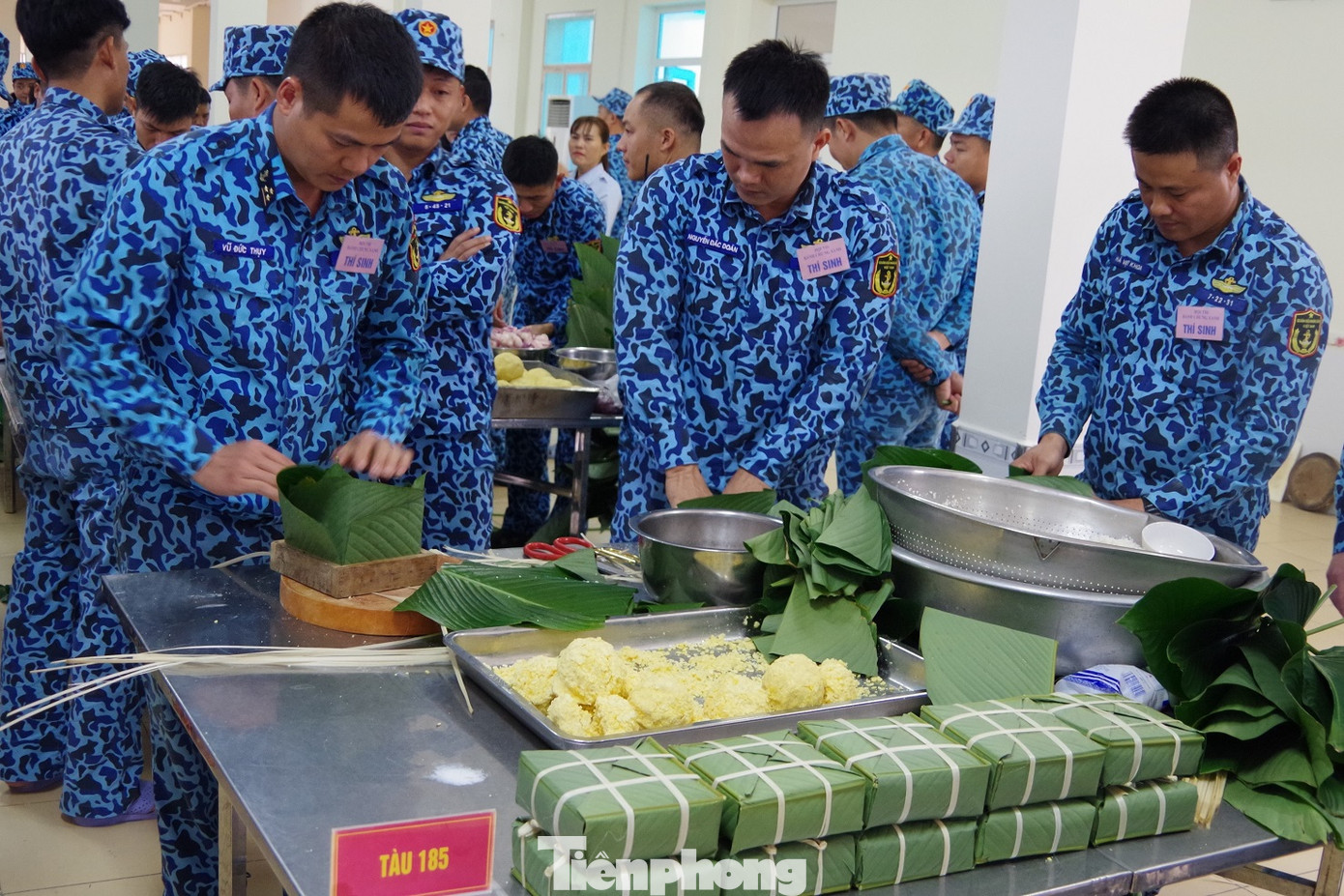 Cán bộ, ĐVTN của Đội thi tàu ngầm 185 - Khánh Hòa tham gia hội thi