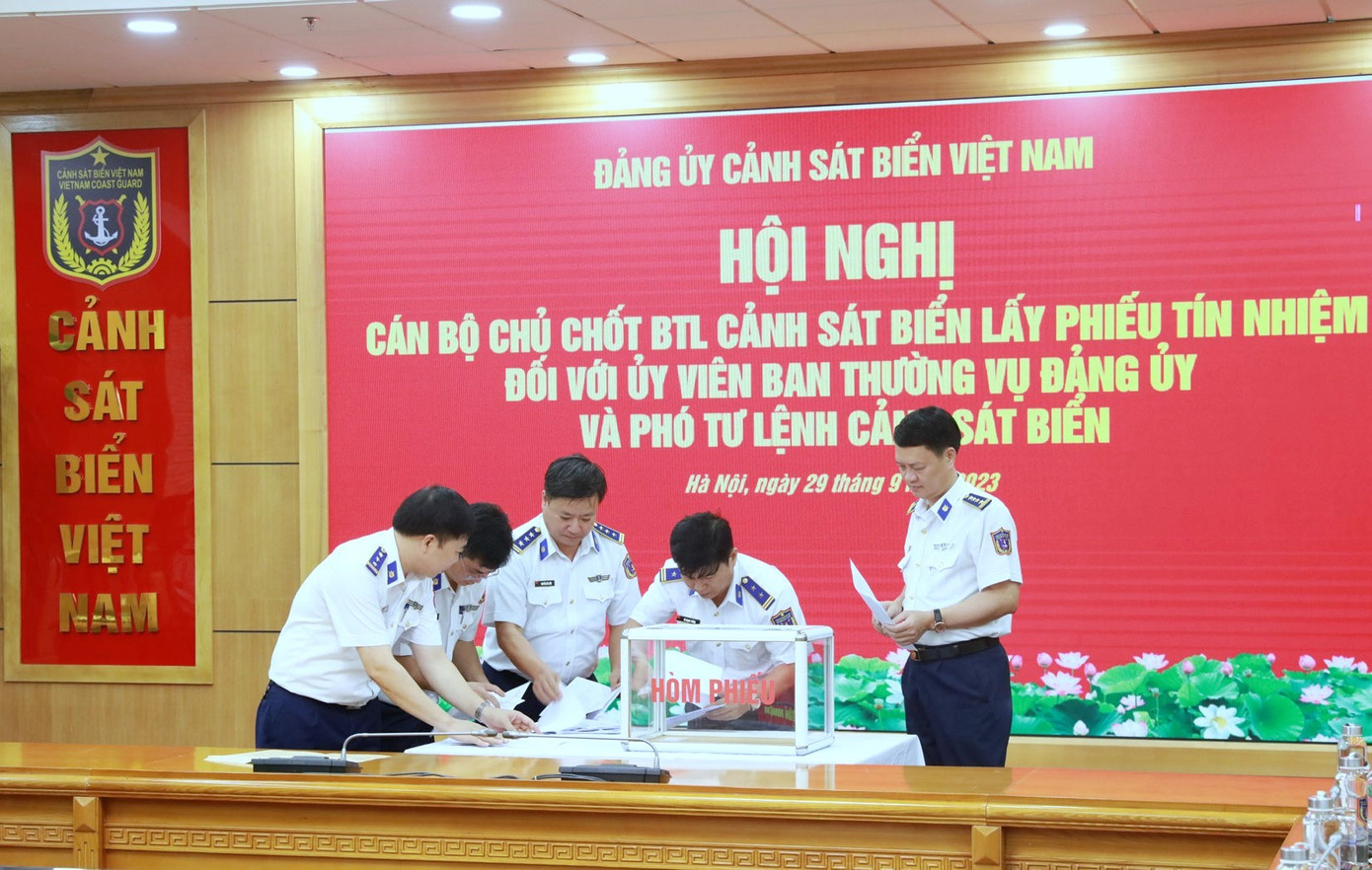 Tổ kiểm phiếu thực hiện nhiệm vụ tại hội nghị. Ảnh: CSBVN Tổ kiểm phiếu thực hiện nhiệm vụ tại hội nghị. Ảnh: CSBVN