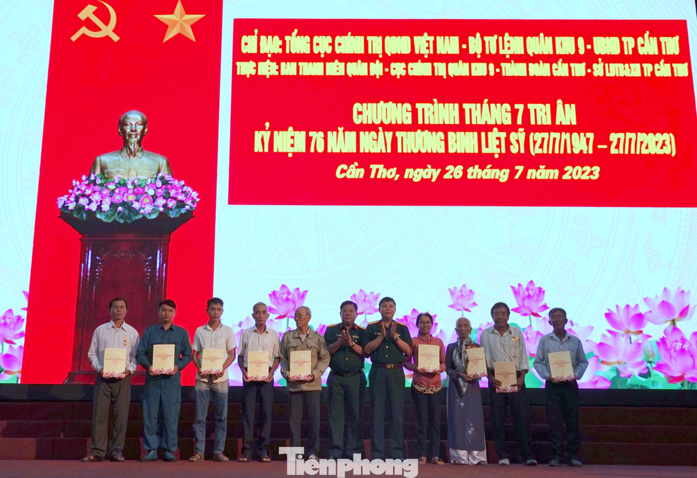 Đại tá Trần Viết Năng - Trưởng ban Thanh niên Quân đội và Đại tá Lê Hoàng Giữ - Phó Chủ nhiệm Chính trị Quân khu 9, trao quà tặng đối tượng chính sách.