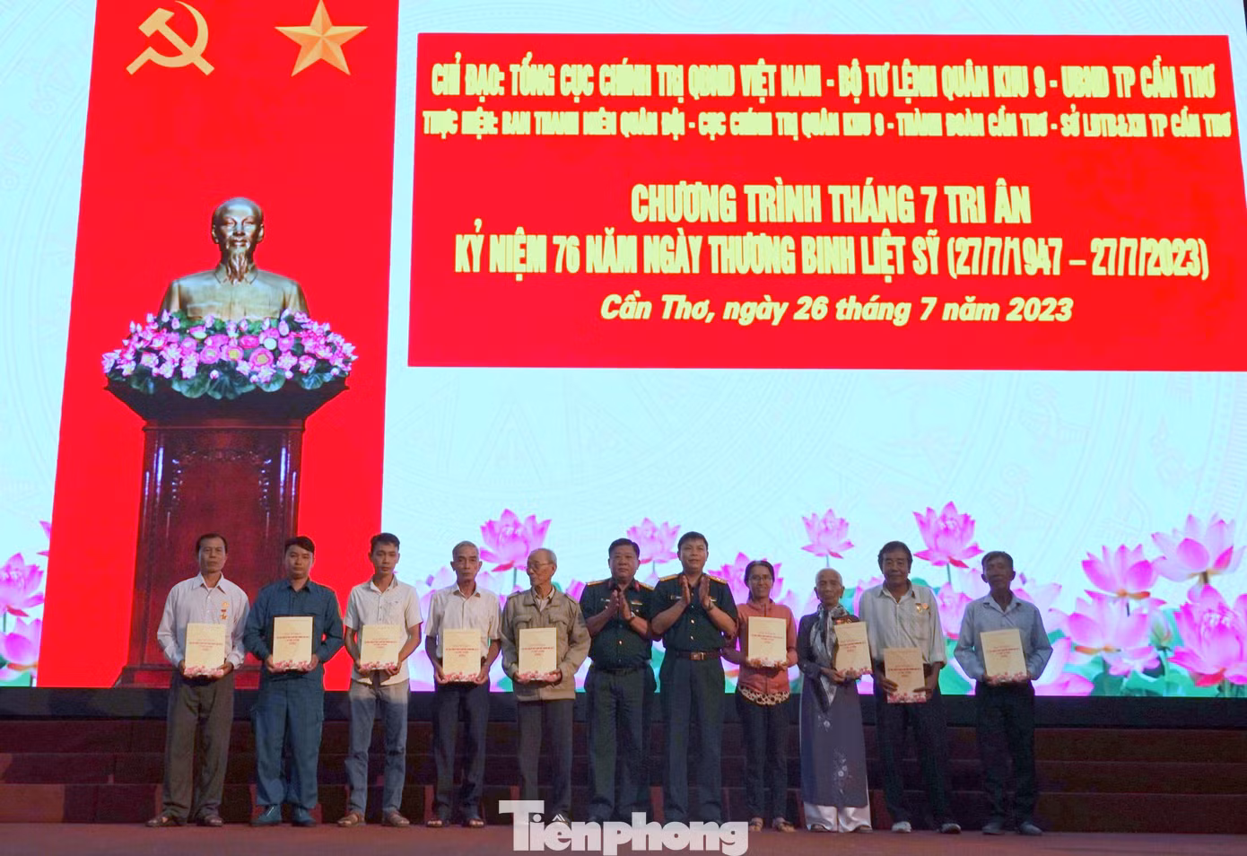 Đại tá Trần Viết Năng - Trưởng ban Thanh niên Quân đội và Đại tá Lê Hoàng Giữ - Phó Chủ nhiệm Chính trị Quân khu 9, trao quà tặng đối tượng chính sách. Đại tá Trần Viết Năng - Trưởng ban Thanh niên Quân đội và Đại tá Lê Hoàng Giữ - Phó Chủ nhiệm Chính trị Quân khu 9, trao quà tặng đối tượng chính sách.