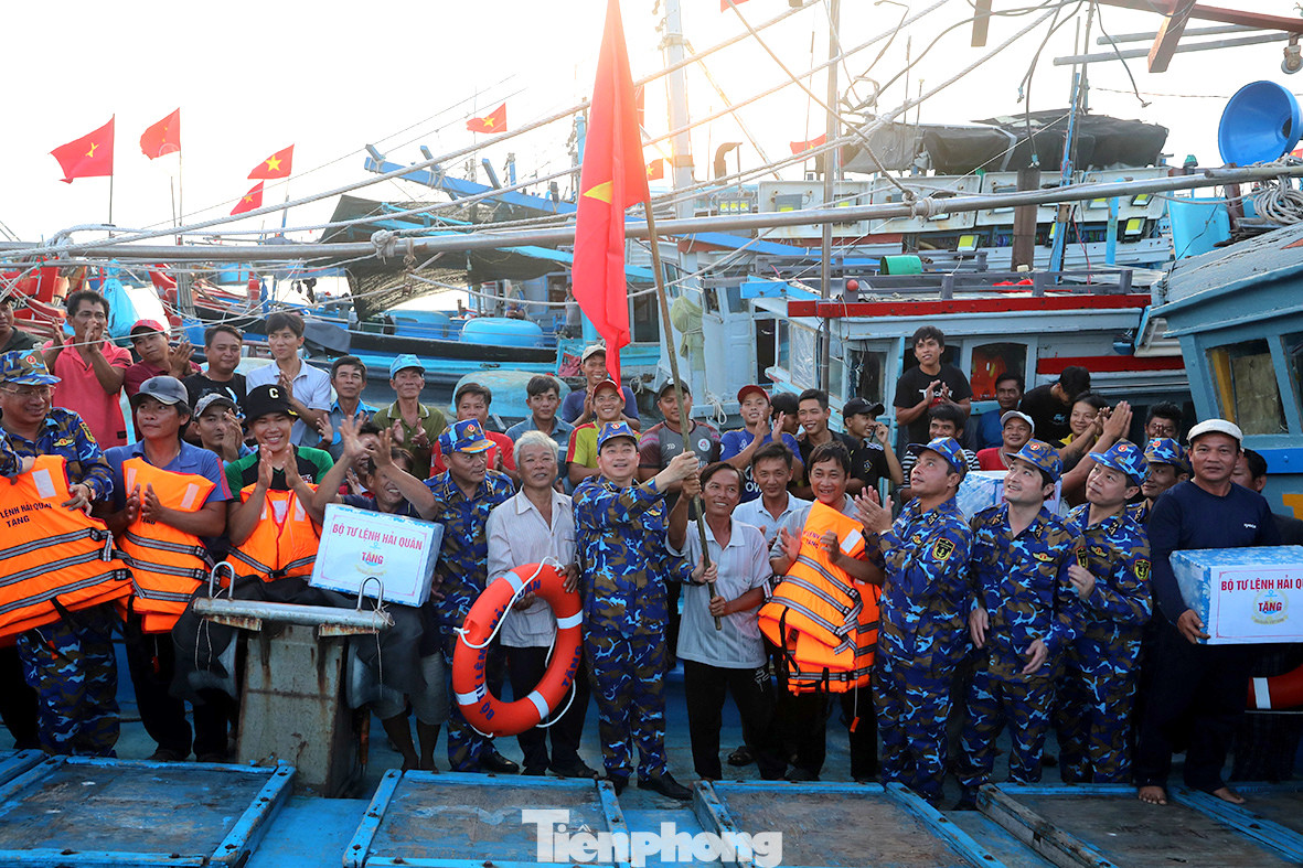 Chuẩn Đô đốc Trần Thanh Nghiêm - Tư lệnh Hải quân cùng đoàn công tác Quân chủng Hải quân tặng quà ngư dân các tỉnh miền Trung đánh bắt hải sản tại vùng biển Trường Sa. Ảnh: Duy Khánh Chuẩn Đô đốc Trần Thanh Nghiêm - Tư lệnh Hải quân cùng đoàn công tác Quân chủng Hải quân tặng quà ngư dân các tỉnh miền Trung đánh bắt hải sản tại vùng biển Trường Sa. Ảnh: Duy Khánh