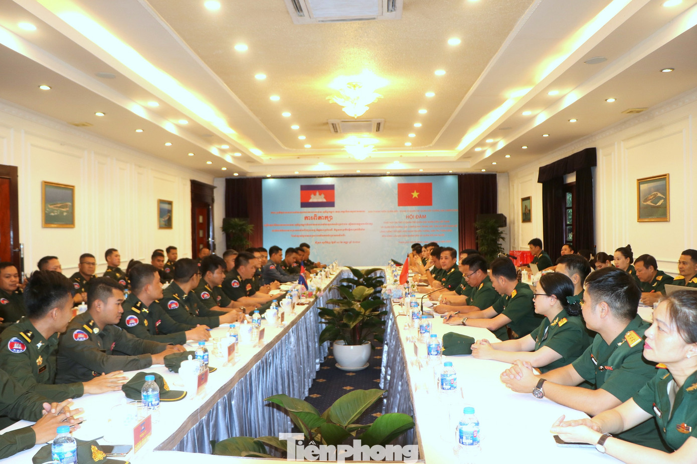 Chương trình hội đàm mang chủ đề: Phát huy vai trò sĩ quan trẻ Quân đội nhân dân Việt Nam và Quân đội Hoàng gia Campuchia trong việc gìn giữ mối quan hệ láng giềng tốt đẹp, hữu nghị truyền thống, hợp tác toàn diện, bền vững lâu dài giữa Nhân dân và Quân đội hai nước.