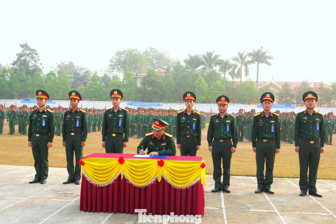 Đại diện các Liên chi đoàn thuộc Đoàn cơ sở Trung đoàn 3 ký kết giao ước thi đua.