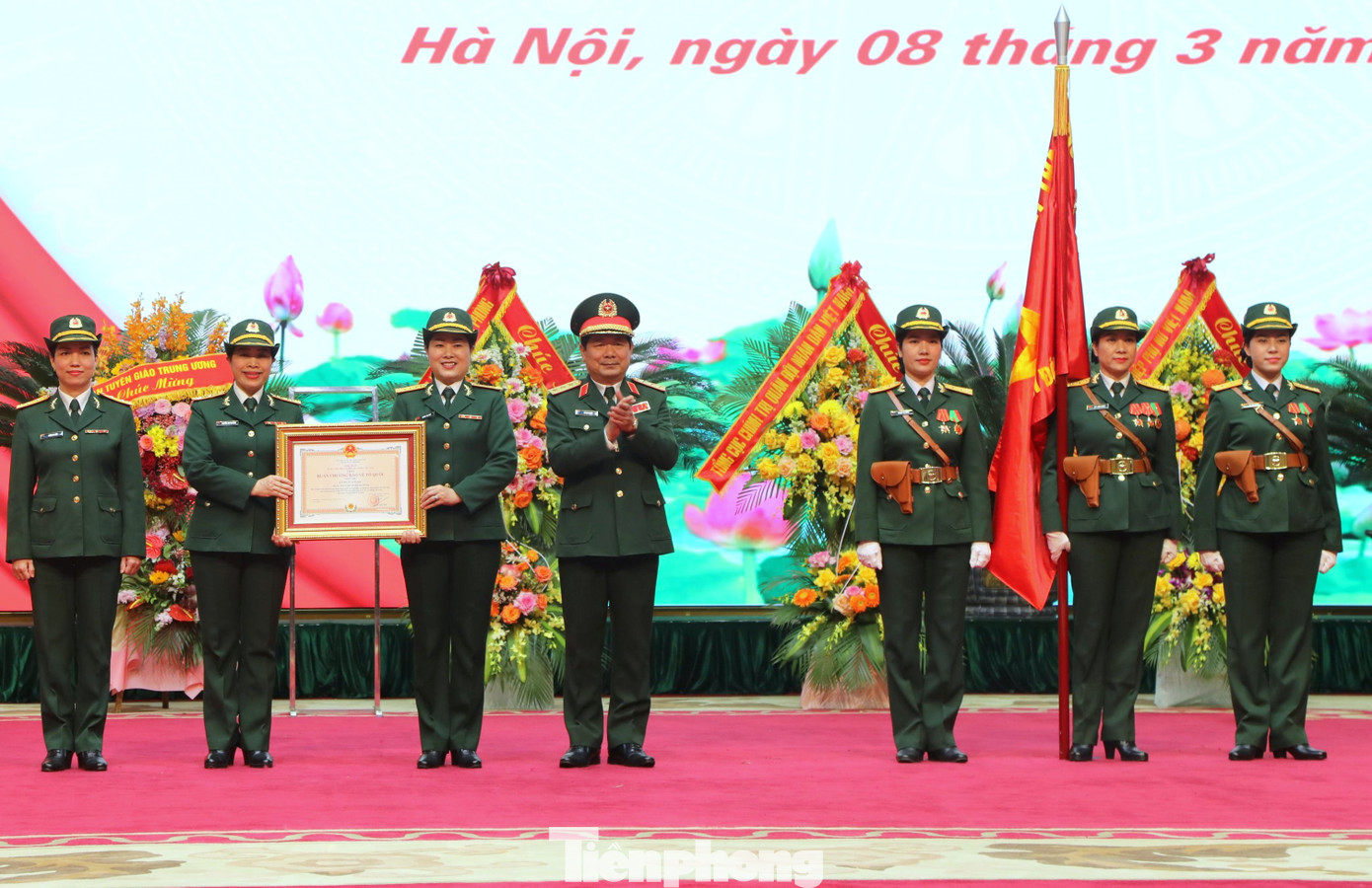 Thượng tướng Lê Huy Vịnh trao Huân chương Bảo vệ Tổ quốc hạng Nhì tặng Ban Phụ nữ Quân đội, sáng 8/3 Thượng tướng Lê Huy Vịnh trao Huân chương Bảo vệ Tổ quốc hạng Nhì tặng Ban Phụ nữ Quân đội, sáng 8/3