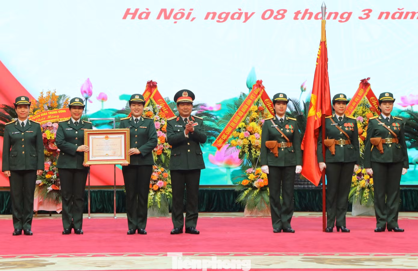Thượng tướng Lê Huy Vịnh trao Huân chương Bảo vệ Tổ quốc hạng Nhì tặng Ban Phụ nữ Quân đội, sáng 8/3