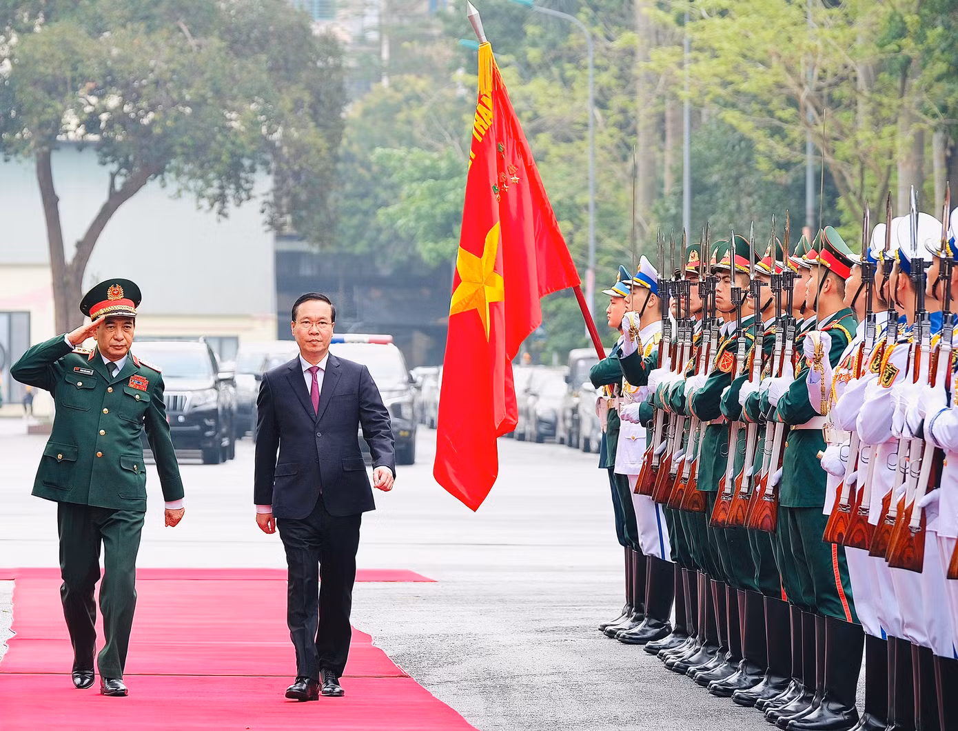 Chủ tịch nước duyệt Đội danh dự Quân đội nhân dân Việt Nam tại lễ tuyên dương.