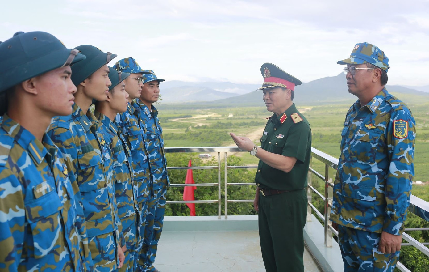 Phó Tổng tham mưu trưởng QĐND Việt Nam Phạm Trường Sơn động viên cán bộ, sĩ quan, học viên Trường Sĩ quan Không quân tham gia diễn tập. Phó Tổng tham mưu trưởng QĐND Việt Nam Phạm Trường Sơn động viên cán bộ, sĩ quan, học viên Trường Sĩ quan Không quân tham gia diễn tập.