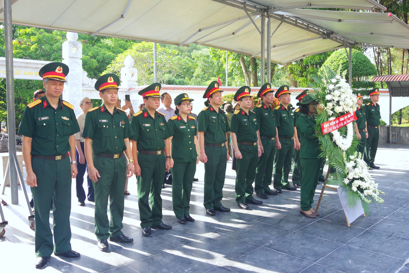 Đoàn công tác Cục Vận tải (TCHC) dâng hương tại khu Di tích lịch sử Ngã ba Đồng Lộc. Đoàn công tác Cục Vận tải (TCHC) dâng hương tại khu Di tích lịch sử Ngã ba Đồng Lộc.