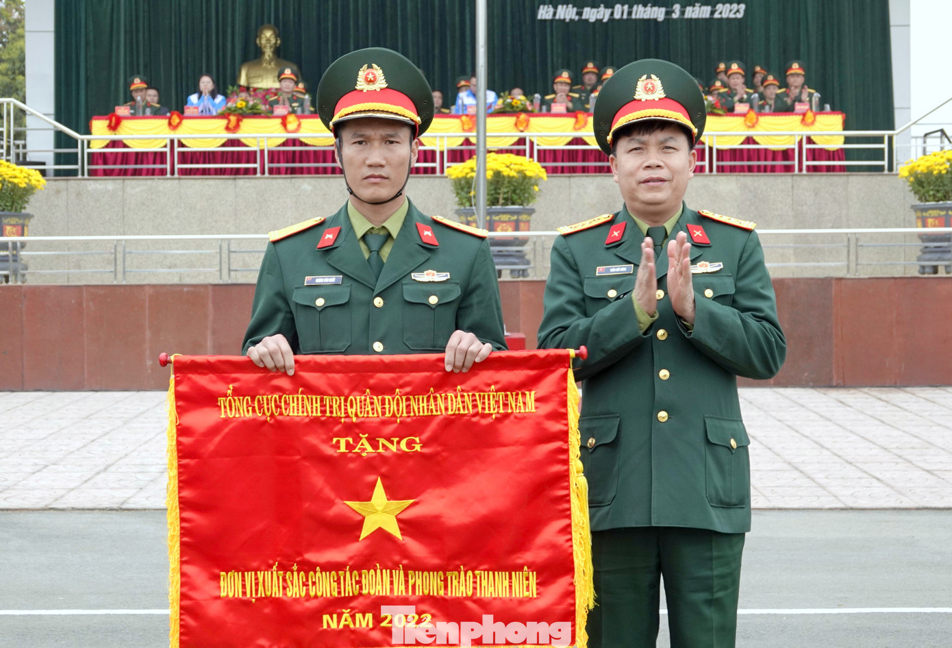 Đại tá Trần Viết Năng - Trưởng ban Thanh niên Quân đội trao tặng Cờ thi đua của Chủ nhiệm Tổng cục Chính trị cho Đoàn cơ sở Trung đoàn 102 vì đã hoàn thành xuất sắc trong hoạt động công tác Đoàn và phong trào thanh niên năm 2022, tại Lễ ra quân huấn luyện và khởi động Tháng Thanh niên 2023