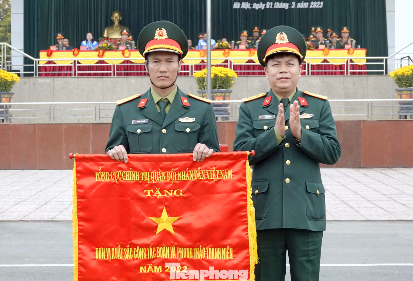 Đại tá Trần Viết Năng - Trưởng ban Thanh niên Quân đội trao tặng Cờ thi đua của Chủ nhiệm Tổng cục Chính trị cho Đoàn cơ sở Trung đoàn 102 vì đã hoàn thành xuất sắc trong hoạt động công tác Đoàn và phong trào thanh niên năm 2022, tại Lễ ra quân huấn luyện và khởi động Tháng Thanh niên 2023