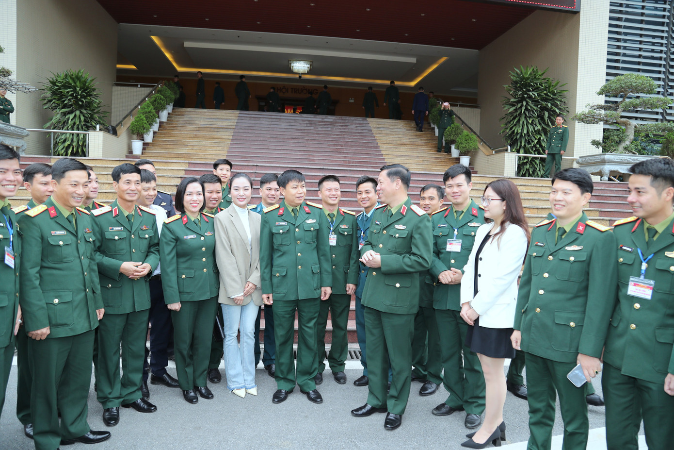 Lãnh đạo, đại biểu các cơ quan, đơn vị dự lễ khai mạc trò chuyện với các học viên lớp bồi dưỡng. Lãnh đạo, đại biểu các cơ quan, đơn vị dự lễ khai mạc trò chuyện với các học viên lớp bồi dưỡng.