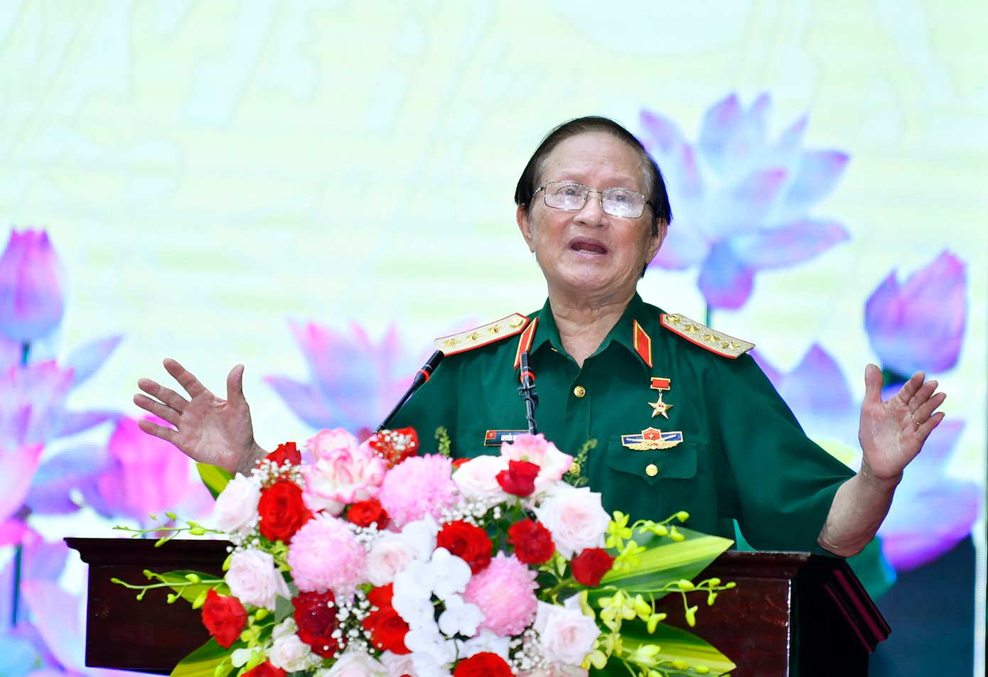 Thượng tướng Nguyễn Huy Hiệu - nguyên Thứ trưởng Bộ Quốc phòng, nguyên Tư lệnh Quân đoàn 1 phát biểu tại tọa đàm.